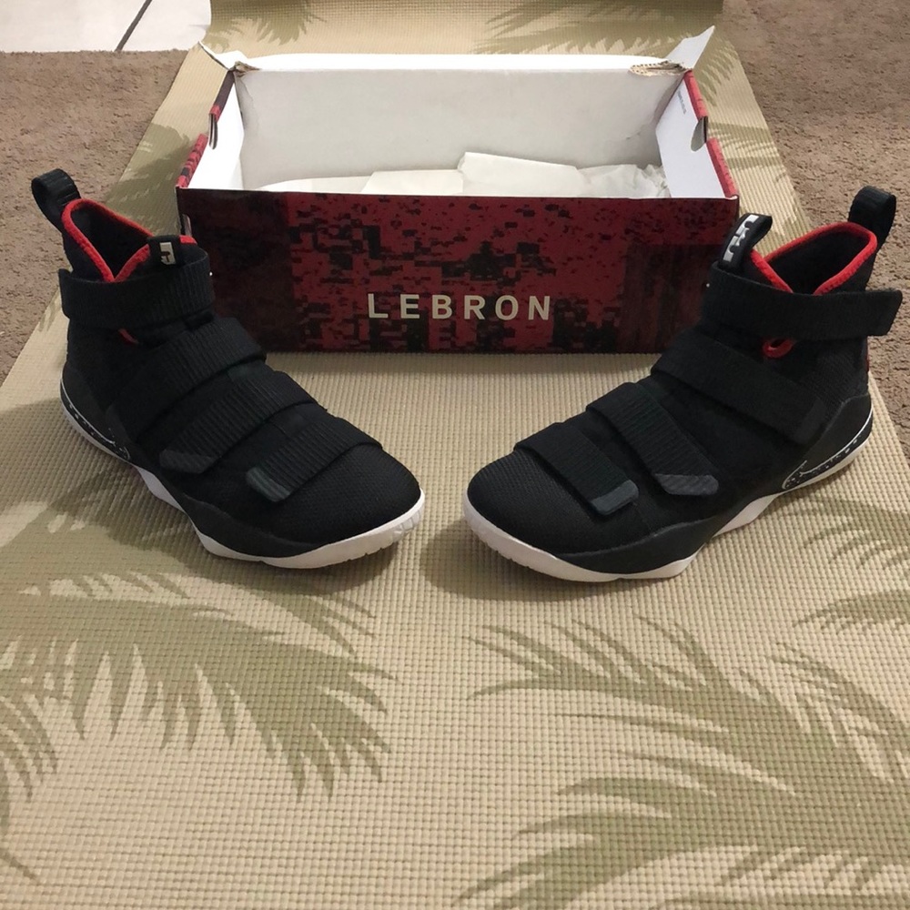 Lebron James black Nike shoes